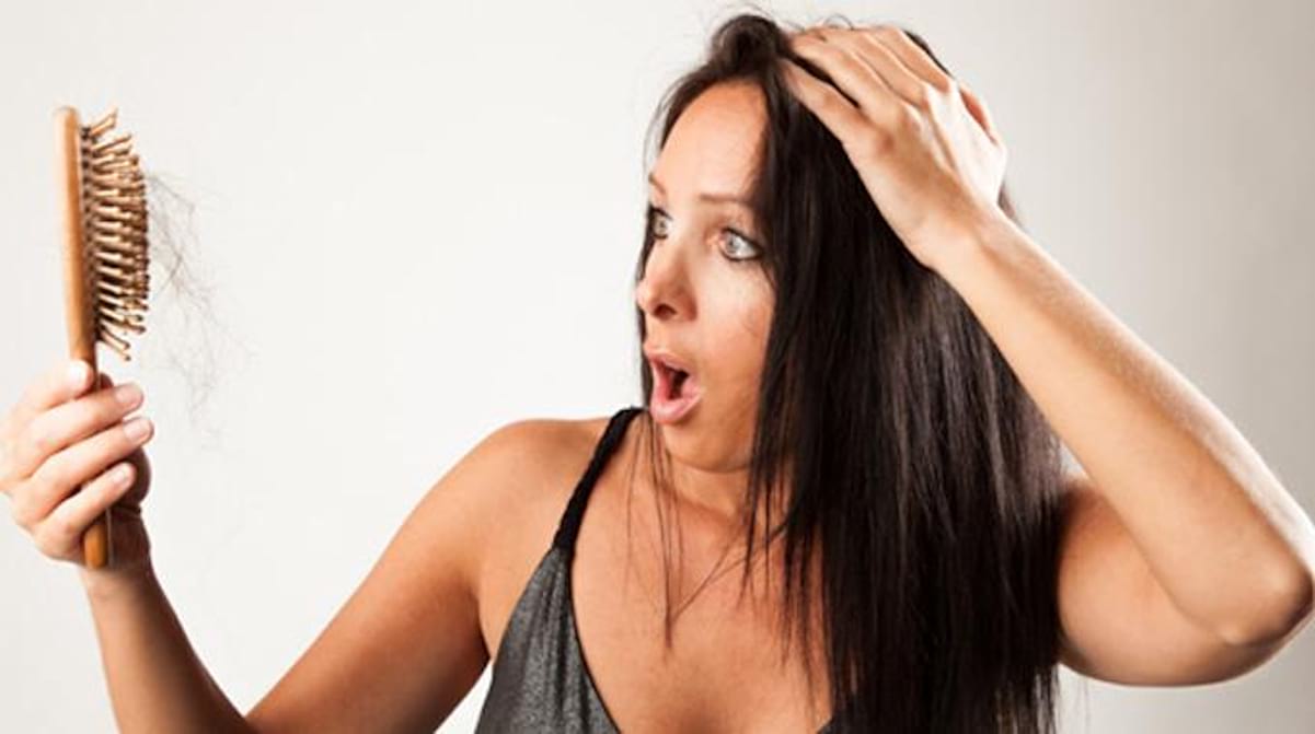 Quelles sont les causes d’une chute de cheveux